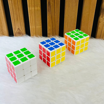 مکعب روبیک زمینه سفید